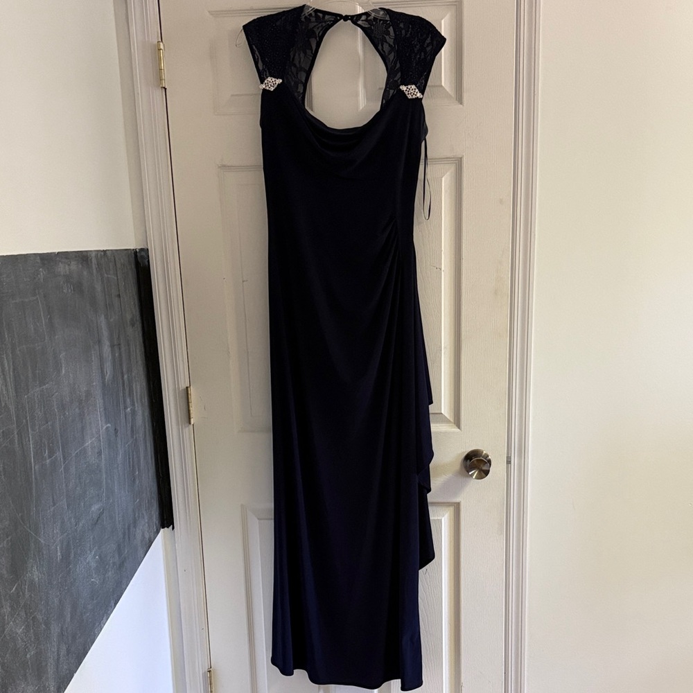Elegant Evening Dress with Lace Shoulders